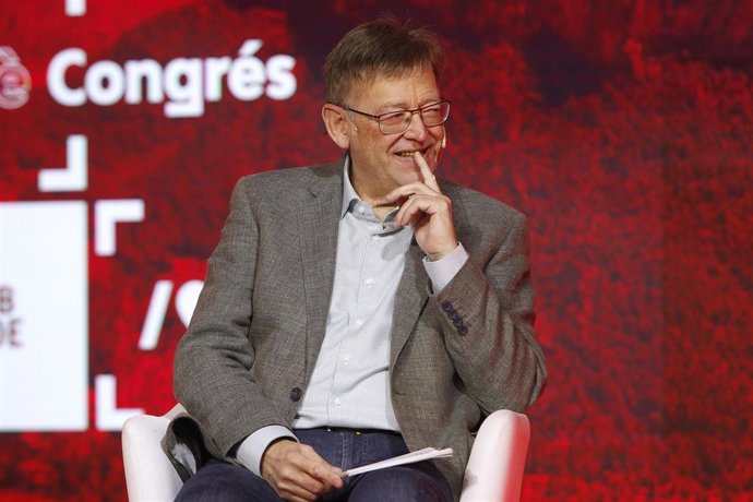 El presidente de la Generalitat Valenciana, Ximo Puig, en el coloquio Eje mediterráneo: trabajamos por lo que nos une, durante el 14 Congreso del PSIB-PSOE, a 28 de noviembre de 2021, en Inca, Mallorca, Baleares (España). 