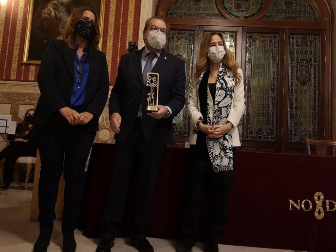 La delegada Sonia Gaya, el periodista Fernando Lázaro y la presidenta de la Fundación Alberto Jiménez-Becerril, Teresa Jiménez- Becerril.