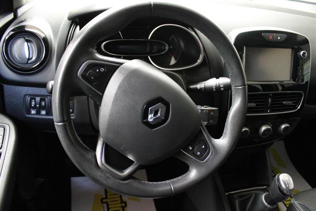 Salpicadero de un vehículo. Foto de archivo.