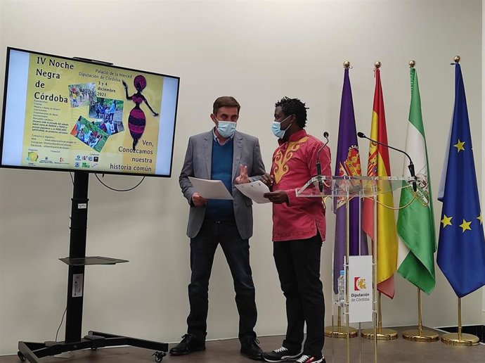 El delegado de Memoria Democrática y Cooperación al Desarrollo de la institución provincial, Ramón Hernández (izda.), y Salomon Beyo, en representación de El Mat.