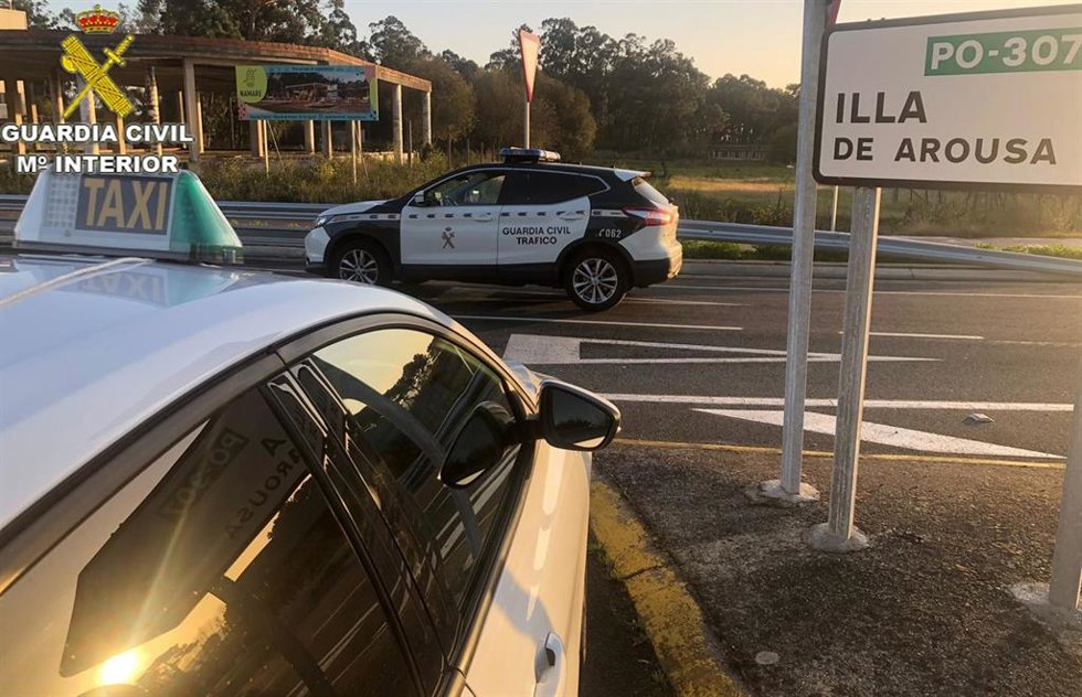 La Guardia Civil interceptó en O Salnés a un taxista que cuadriplicaba la tasa de alcoholemia y que dio positivo en drogas.