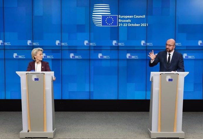 Archivo - HANDOUT - 22 October 2021, Belgium, Brussels: European Council President Charles Michel (R) and European Commission President Ursula Von der Leyen hold a press conference after attending the European Union summit at The European Council. Photo
