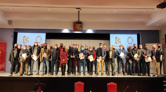 El presidente de la Diputación de Córdoba, Antonio Ruiz, con representantes de las entidades beneficiarias.