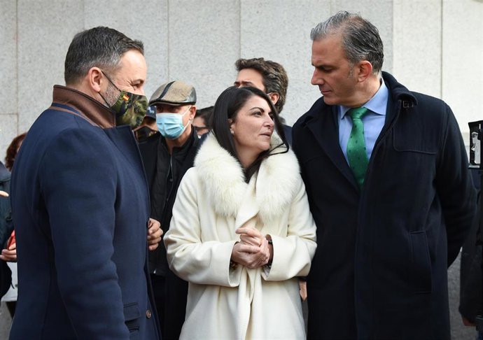 (I-D) El líder de Vox, Santiago Abascal; la secretaria general del Grupo de Vox en el Congreso, Macarena Olona y el secretario general del partido, Javier Ortega Smith, participan en una concentración contra la reforma de la Ley Mordaza.