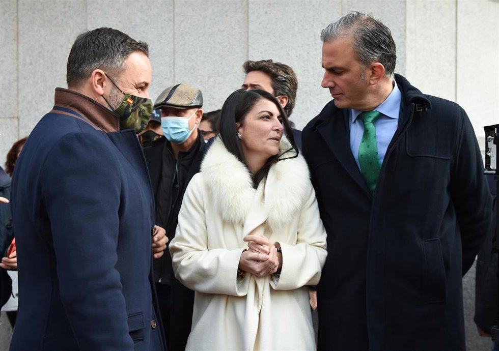 (I-D) El líder de Vox, Santiago Abascal; la secretaria general del Grupo de Vox en el Congreso, Macarena Olona y el secretario general del partido, Javier Ortega Smith, participan en una concentración contra la reforma de la Ley Mordaza.