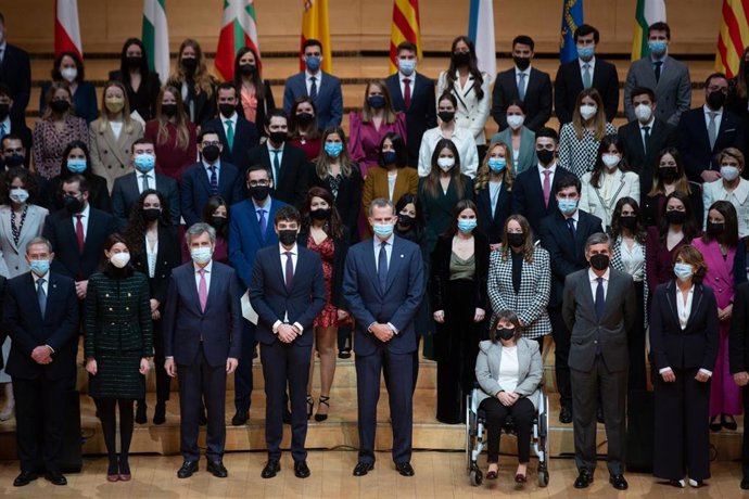 El presidente del TS y del CGPJ Carlos Lesmes y el Rey Felipe VI en la entrega de despachos a los 188 nuevos jueces de la última promoción de la Escuela Judicial, en Barcelona el 29 de noviembre de 2021.