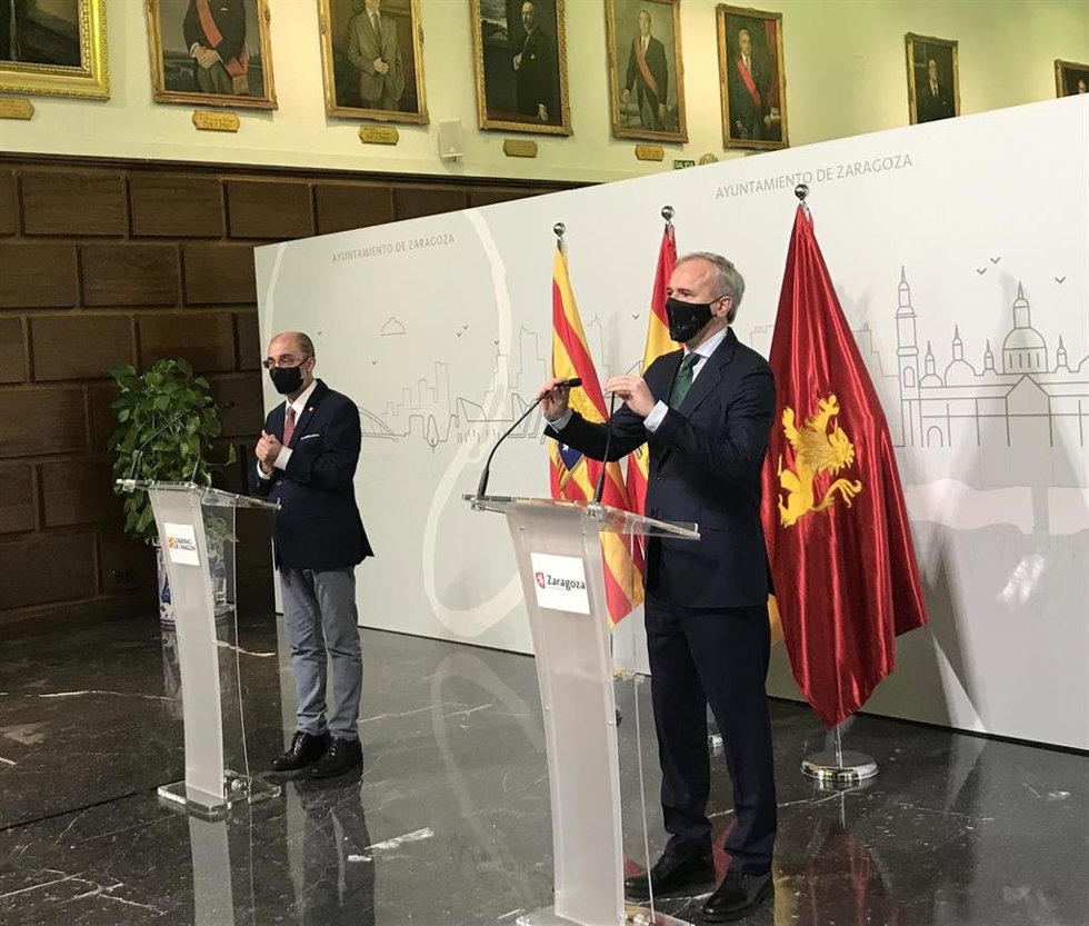 El presidente del Gobierno de Aragón, Javier Lambán; y el alcalde de Zaragoza, Jorge Azcón, en rueda de prensa tras la reunión de la comisión bilateral