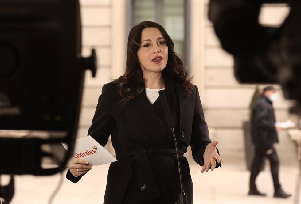 La líder de Cs, Inés Arrimadas, interviene en una rueda de prensa al mismo tiempo que se celebra una sesión plenaria en el Congreso