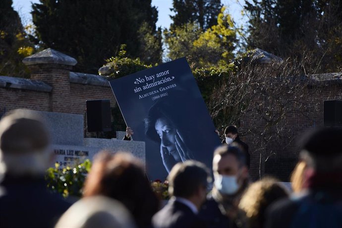 Una persona coloca un cartel en recuerdo a la escritora Almudena Grandes, en el Cementerio de La Almudena, a 29 de noviembre de 2021, en Madrid (España). La escritora Almudena Grandes, una de las figuras de la literatura española más conocidas en el paí