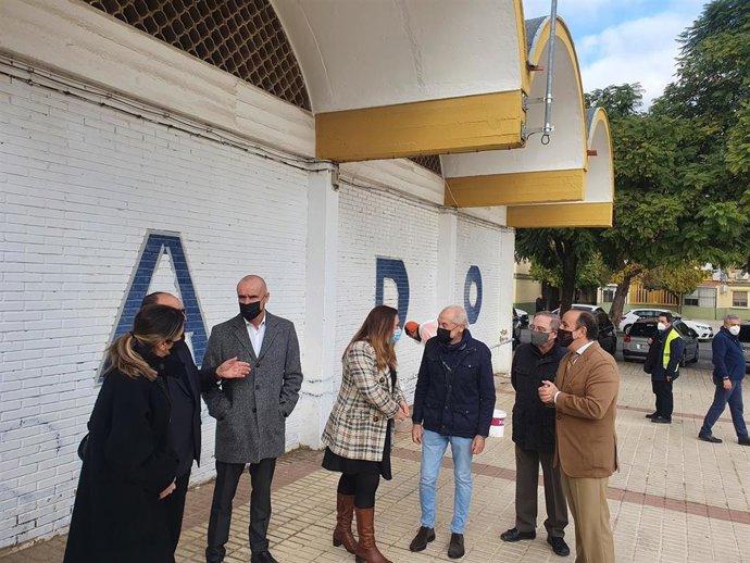 El delegado de Hábitat Urbano, Antonio Muñoz, acompañado de los delegados Marisa Gómez y Francisco Peláez, en el mercado del Tiro de Línea, donde ha arrancado el proyecto piloto de retirada de pintadas vandálicas de Lipasam.