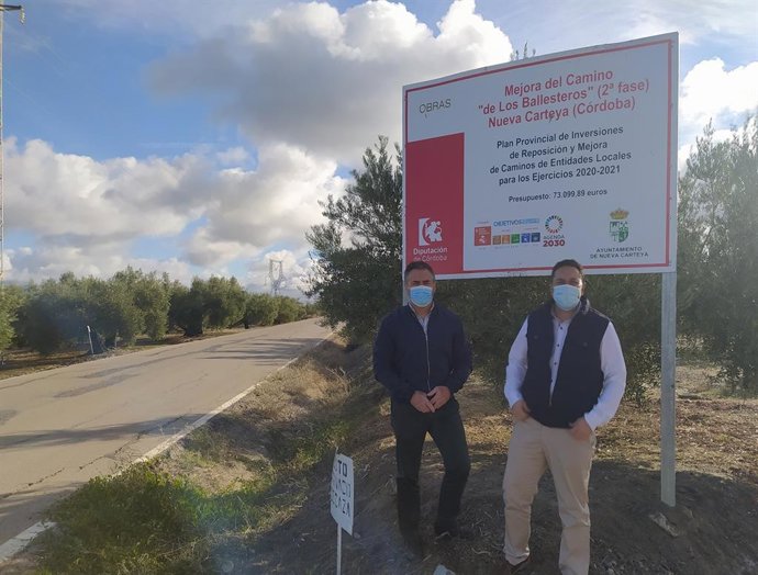 Olmo (dcha.) visita la mejora del camino 'De los Ballesteros', en Nueva Carteya.