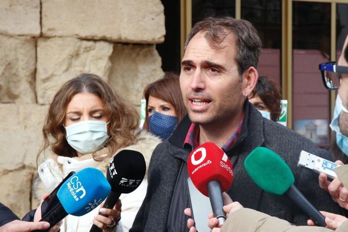 Toni Valero atiende a los medios en Córdoba.