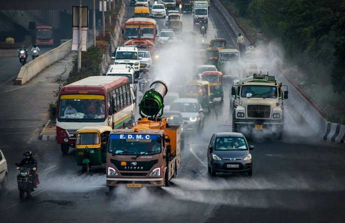Archivo - 23 November 2020, India, New Delhi: An anti-smog gun sprays atomised water into the air to reduce pollution. Photo: Pradeep Gaur/SOPA Images via ZUMA Wire/dpa