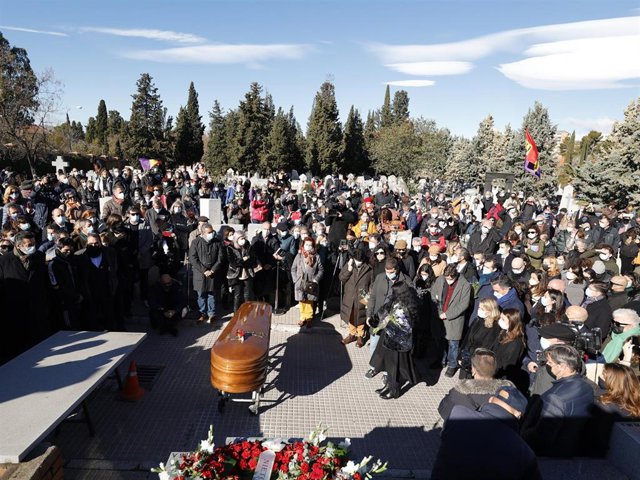 El féretro de la escritora Almudena Grandes antes de ser enterrada en el Cementerio de La Almudena