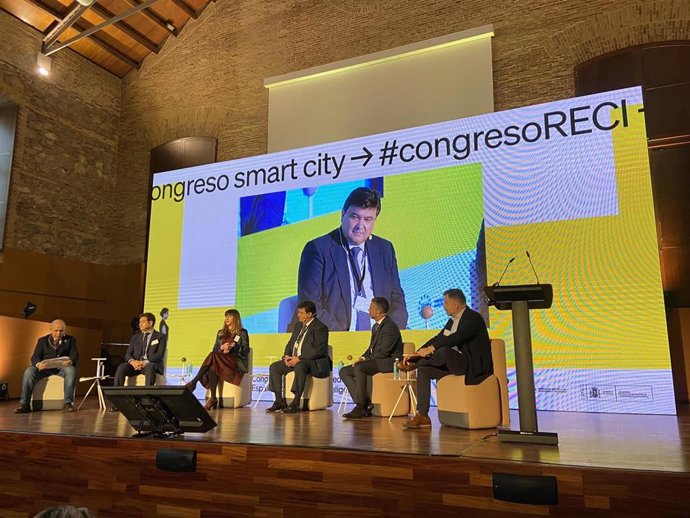El alcalde de Huelva, Gabriel Cruz, en la mesa redonda de alcaldes 'Retos y oportunidades de las ciudades ante los nuevos fondos NG', en el marco del I Congreso Smart City.
