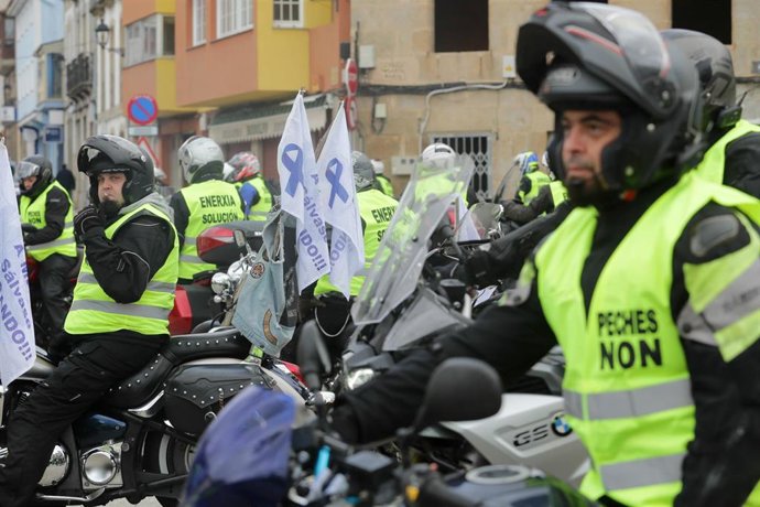 Varios hombres participan en una caravana motera por el futuro de la planta de Alcoa de San Cibrao, a 21 de noviembre de 2021, en Ferreira de Valadouro, Lugo, Galicia (España). Trabajadores de la fábrica de Alcoa en San Cibrao (Lugo) y clubes de moteros