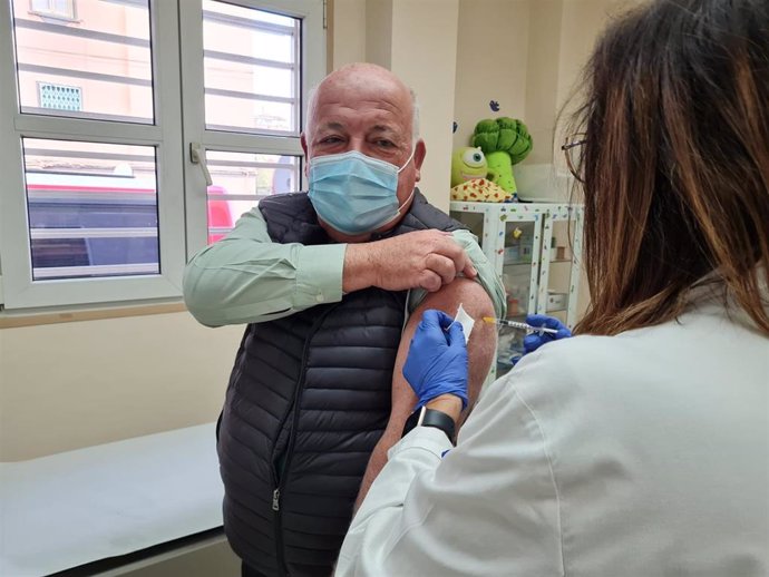 El consejero de Salud y Familias, Jesús Aguirre, se vacuna de la tercera dosis del coronavirus.