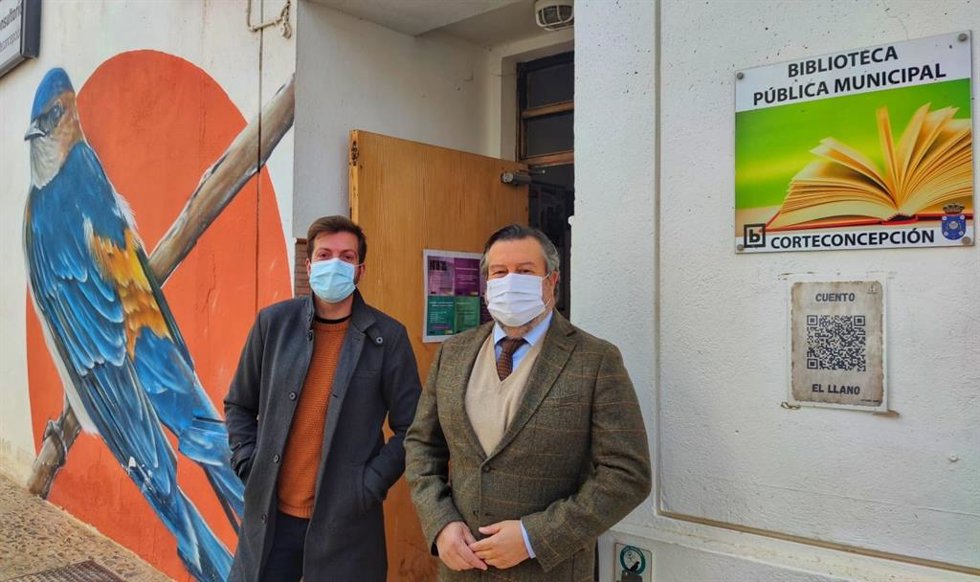 El delegado territorial de Regeneración, Justicia y Administración Local en Huelva, Alfredo Martín, en su visita a Corteconcepción.