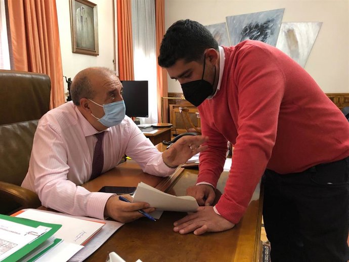 El presidente de la DPT, Manuel Rando, y el diputado de Cultura, Duego Piñeiro