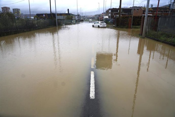 Carretera de Barakaldo inundad por las lluvias de las últimas horas