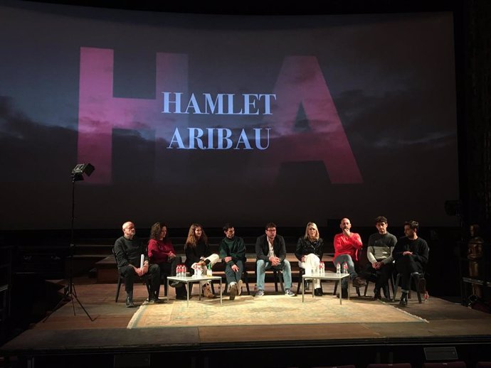 Presentación de la obra 'Hamlet Aribau', de la compañía La Perla 29, con su director, Oriol Broggi.