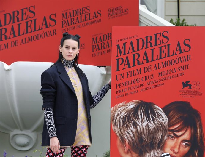 Archivo - La actriz Milena Smit posa en el photocall de Madres Paralelas
