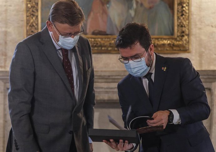 Archivo - El presidente de la Generalitat, Ximo Puig (i), conversa con el presidente de la Generalitat de Cataluña, Pere Aragonés (d), en el Palau de la Generalitat valenciana, a 8 de septiembre de 2021, en Valencia, Comunidad Valenciana, (España). 