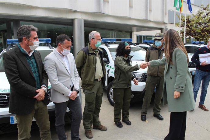 La delegada de la Junta en Huelva, Bella Verano, en la entrega de nuevos vehículos para Medio Ambiente y Agricultura.
