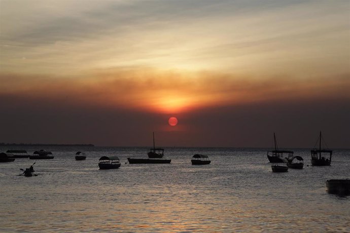 Archivo - Atardecer en Zanzíbar