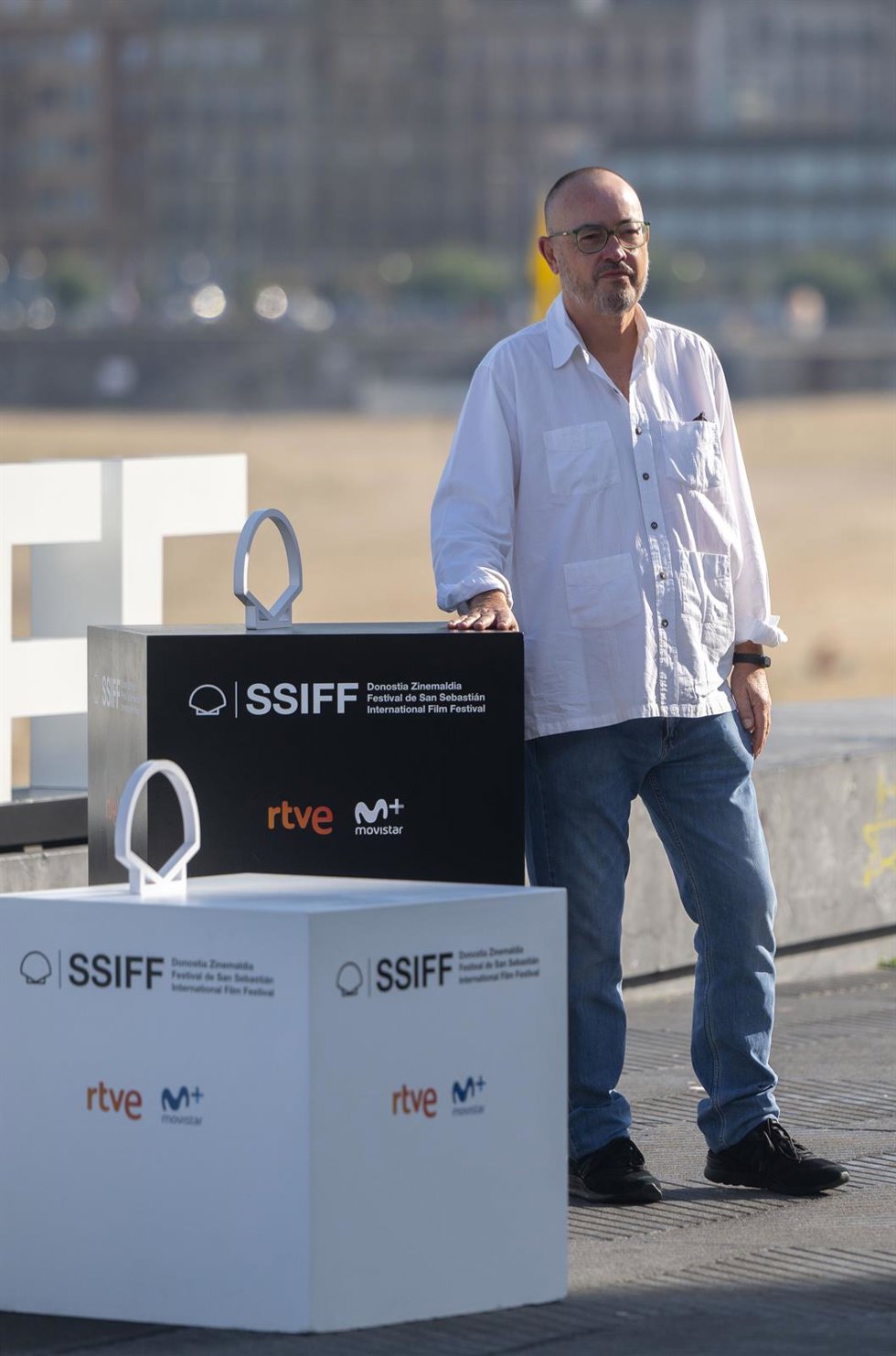 Archivo - El director, guionista y productor de cine Manuel Martín Cuenca, en el photocall de la película La Hija, en el Festival Internacional de Cine de San Sebastián.