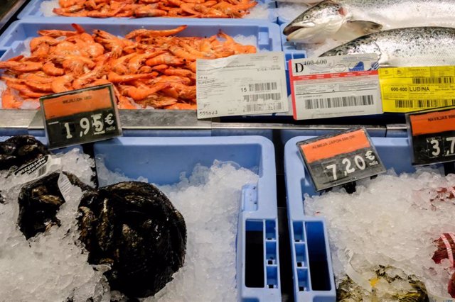 Archivo - Sección de pescadería y mariscos en un supermecado, donde se muestra el precio y las oferta de los productos, coincidiendo con los preparativos de las fiestas navideñas.