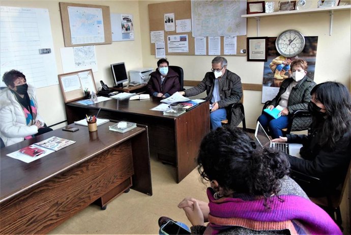 Reunión de Podemos-Equo Xixón, encabazado por su portavoz municipal, Laura Tuero, y una representación de la asociación veciinal de Roces (Gijón)