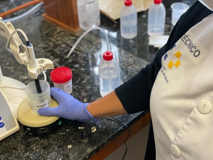 Muestra de agua en un laboratorio de La Palma