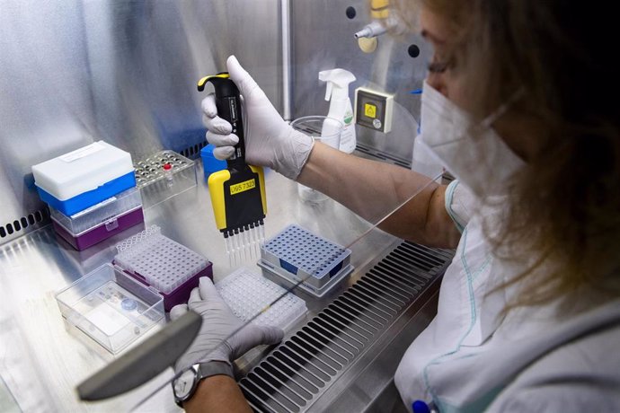 Una trabajadora de un laboratorio analiza muestras de pacientes.