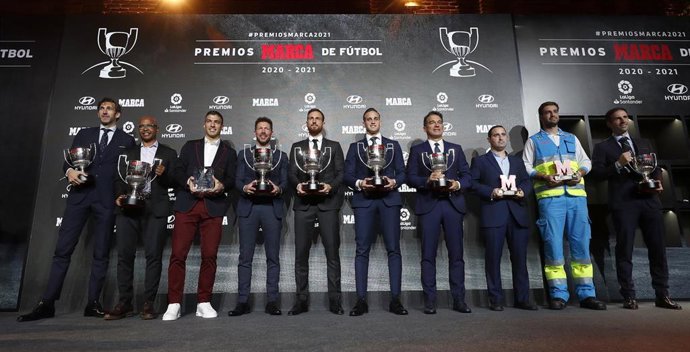 Foto de familia con los galardonados en los Premios Marca 2020-2021