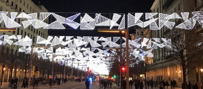 Archivo - Paseo de la Independencia peatonalizado con luces de Navidad.