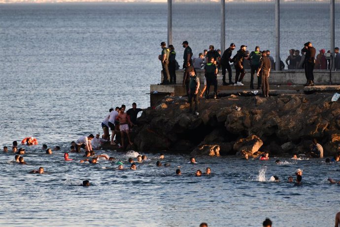 Archivo - Personas migrantes en la playa del Tarajal, a 17 de mayo de 2021, en Ceuta (España)