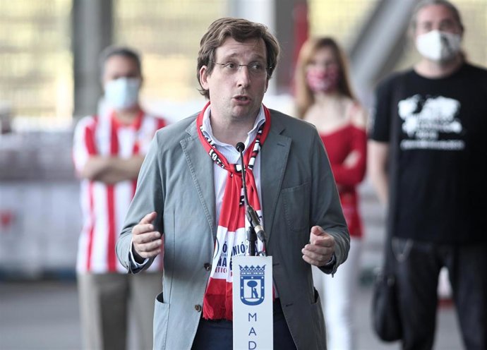 Archivo - El alcalde de Madrid, José Luis Martínez-Almeida, responde a los medios en el acto donde ha recibido una donación de 20 toneladas de alimentos para Madrid realizada por la Unión de Peñas del Atlético de Madrid, en Caja Mágica, Madrid (España).