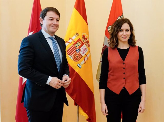 La presidenta de la Comunidad de Madrid, Isabel Díaz Ayuso, y el presidente de la Junta de Castilla y León, Alfonso Fernández Mañueco, esta tarde, en la Real Casa de Correos.