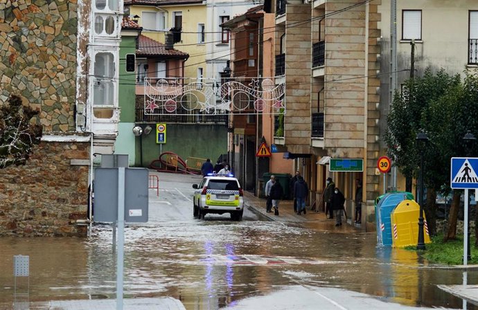 Un vehículo de policía circula por una vía inundada de Ampuero, a 29 de noviembre de 2021, en Ampuero, Cantabria, (España). La borrasca Arwen ha dejado lluvia constante durante días y grandes nevadas en el norte de la Península. Cantabria, una de las re