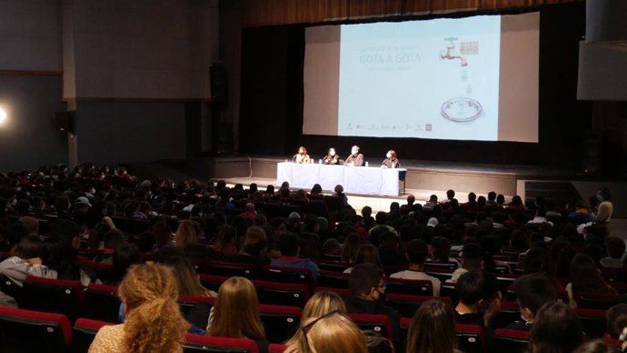 Cinefórum de Diputación y Ayuntamiento de Adra con escolares