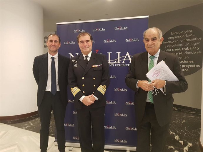 El director de Navalia, Javier Arnau, el vicealmirante director de Ingeniería y Construcciones Navales de la Armada Española, Manuel Antonio MartínezRuiz, y el presidente de la feria, José García Costas, este lunes en Vigo