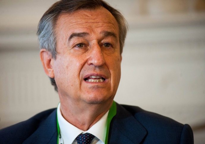 Archivo - César González-Bueno, Consejero Delegado del Banco Sabadell, durante su intervención en el curso de economía organizado por la APIE en la UIMP de Santander.