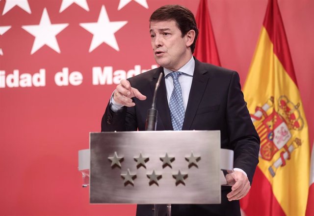 El presidente de la Junta de Castilla y León, Alfonso Fernández Mañueco, en una rueda de prensa después de una reunión con la presidenta de la Comunidad de Madrid, Isabel Díaz Ayuso.