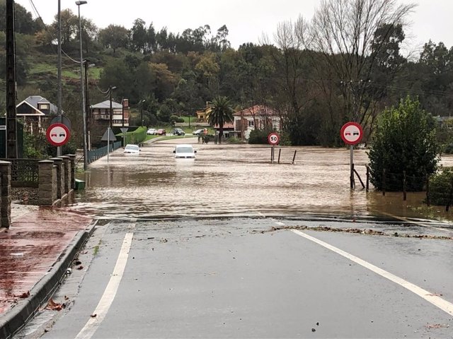 Carretera inundada en Puente Arce (Piélagos)