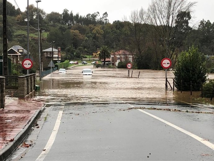 Carretera inundada en Puente Arce (Piélagos)