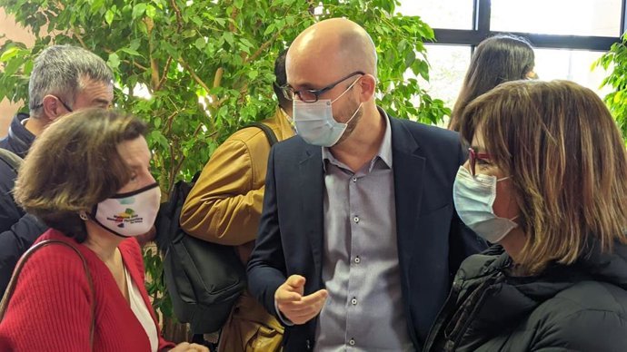 La consellera de Asuntos Sociales y Deportes del Govern balear, Fina Santiago (a la izquierda de la foto), en el seminario anual de EAPN-ES en Palma.