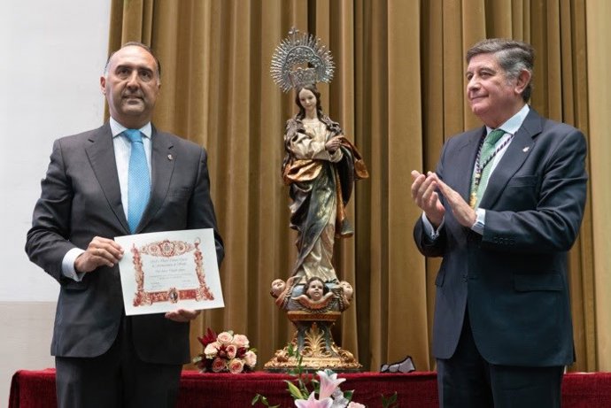En la imagen, el colegiado y Hermano Mayor de la Hermandad de la Candelaria, Álvaro Delgado Gómez, junto al presidente del Real e Ilustre Colegio de Farmacéuticos de Sevilla, Manuel Pérez.