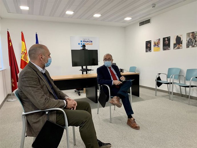 El concejal de Cultura, Turismo y Deportes, Pedro García Rex, reunido con el director general de Salud Pública de la Comunidad Autónoma, José Jesús Guillén Pérez