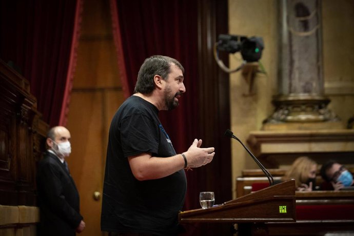 El diputado de la CUP en el Parlament Dani Cornell, interviene en la interpelación de la CUP al Govern sobre las políticas previstas para afrontar las consecuencias del cambio climático y la crisis energética, en el Pleno del Parlament, a 2 de noviembr